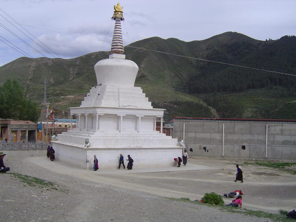 Stupa mit Pilgerern