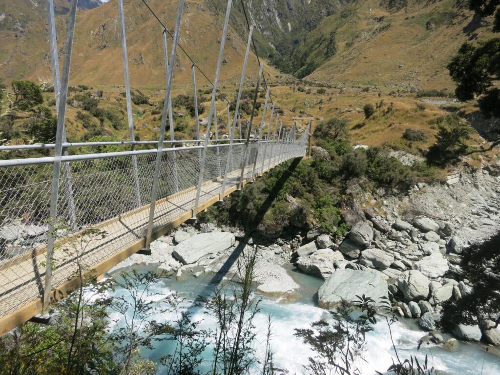 Auf dem Weg zum Rob Roy Gletscher ein der unzähligen Hängebrücken 