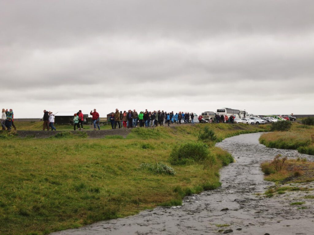 ....hat jemand gesagt - Island sei idyllisch? Menschenmassen auf dem Weg zum Wasserfall