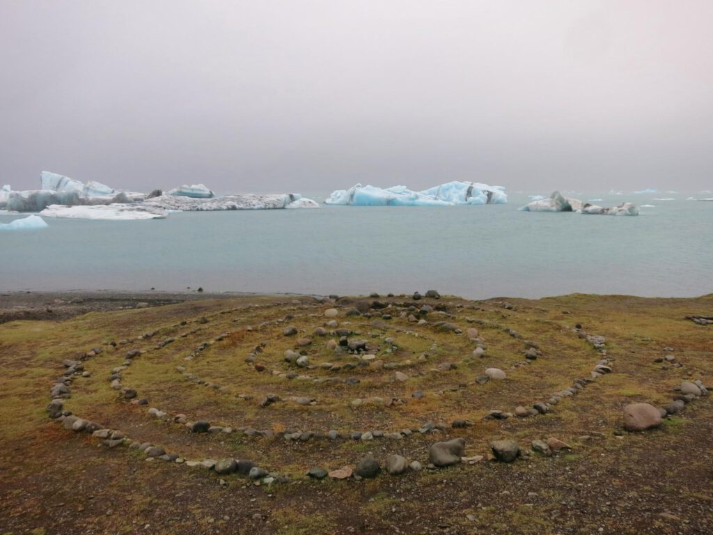 Gletscherlagune mit Steinkreis 