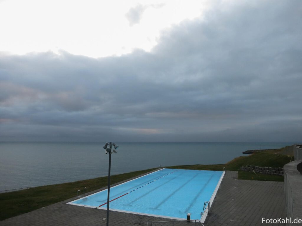 Hofsos - Schwimmbad mit Blick auf´s Meer 