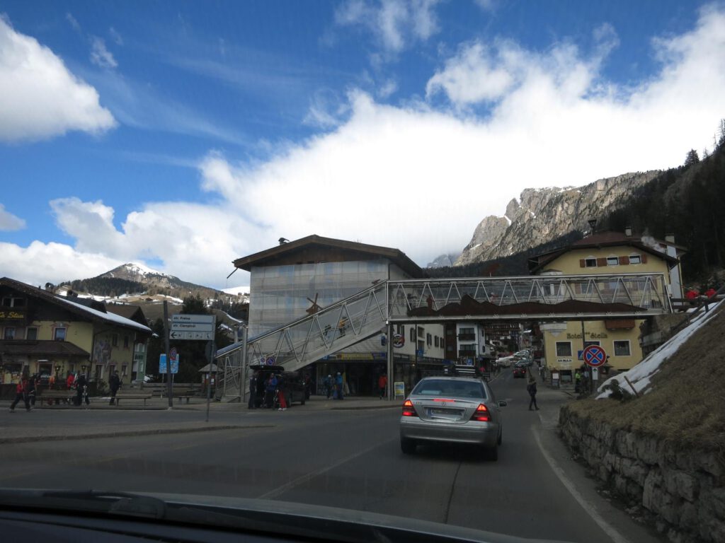 Streetfoto: Diese Brücke hat uns mehrfach Schweis gekostet .... Straßenüberquerung in Wolkenstein .... heute fahren wir mit dem Auto durch. Herrlich. 