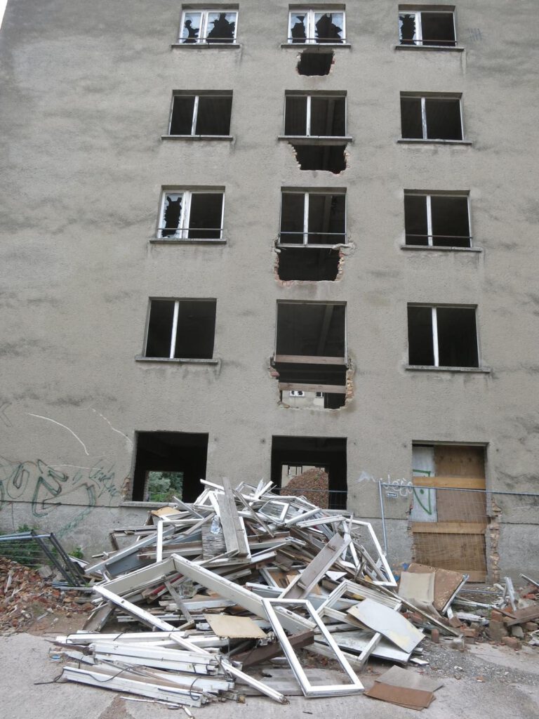 Augen der Geschichte .... Fenster in der KdF-Anlage Prora