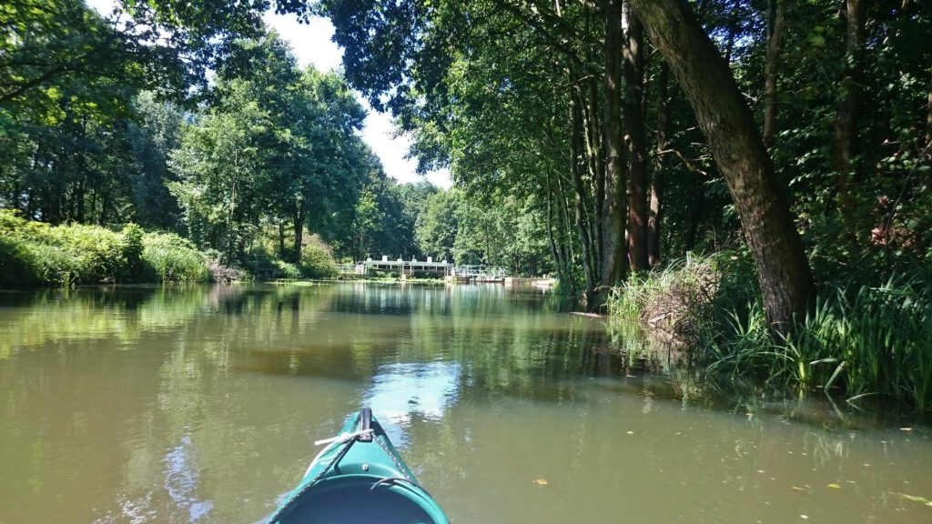 Wir fahren auf die Schleuse zu 