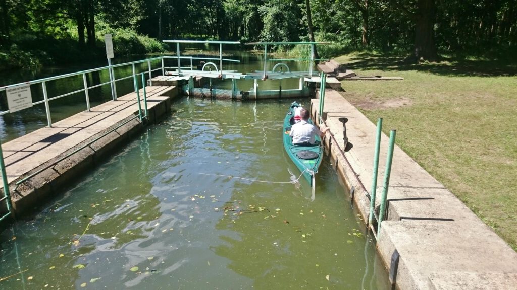 Marcus wartet in der Schleuse 