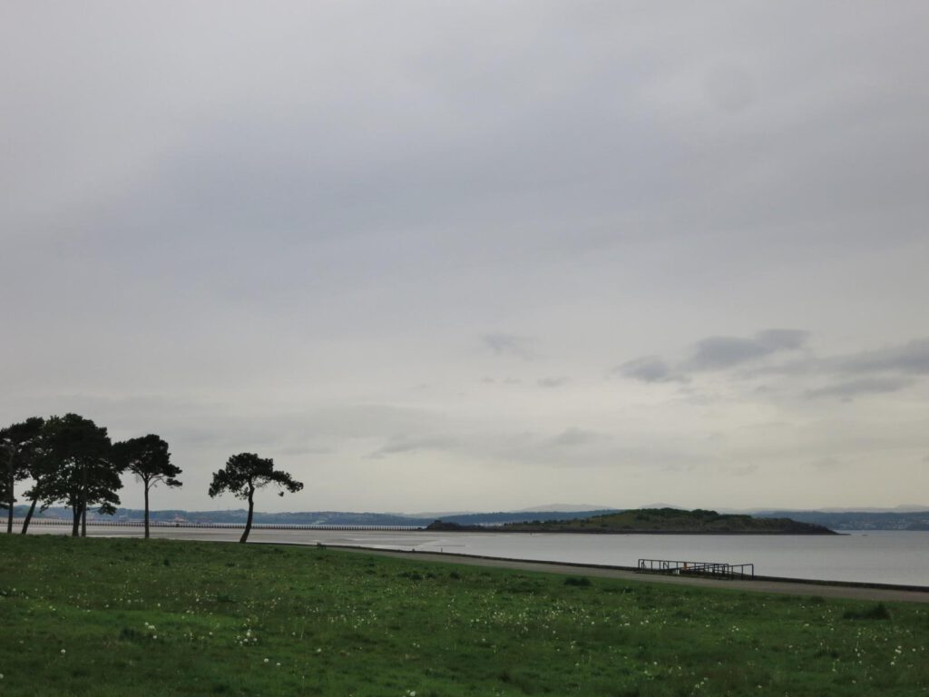 Cramond Island in der Ferne