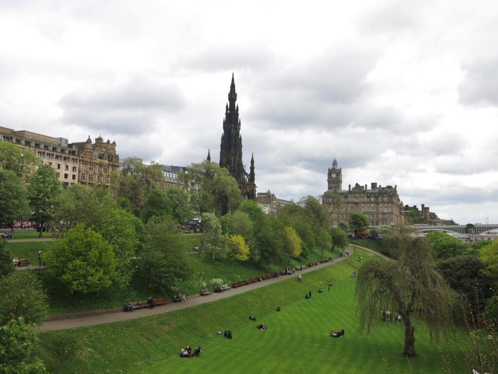 Blick zurück in die Princess Gardens sowie auf das Scott Monument