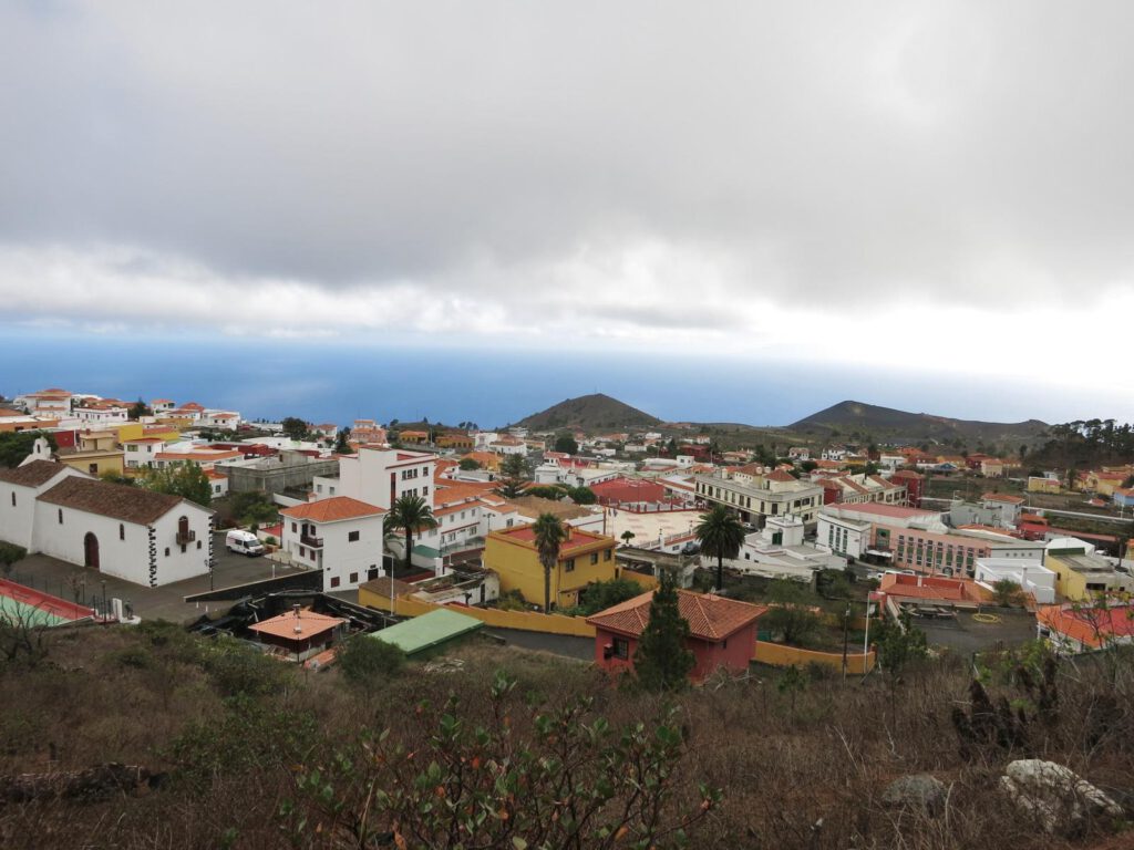 Blick von oben auf den Ort und die Vulkankegel