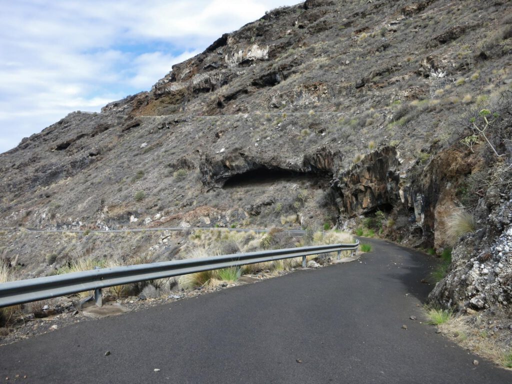 Geröll auf der serpentinenreichen Straße