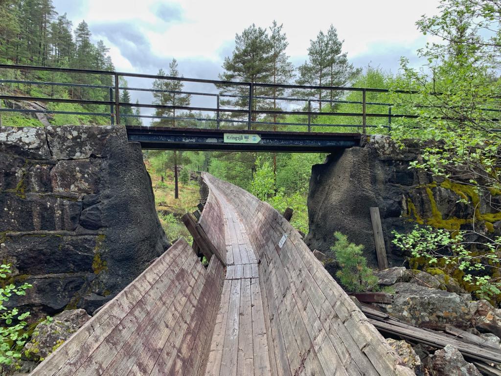 Brücke über die Wanderung Tømmerrenna