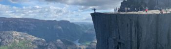 Preikestolen mit Lysefjord Mensch auf Aussichtsplattform