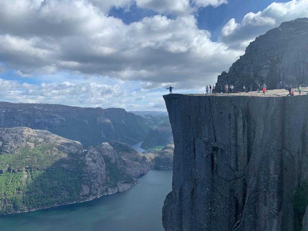 Preikestolen mit Lysefjord Mensch auf Aussichtsplattform