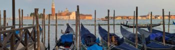 Venedig mit Blick auf Gondeln im Sonnenuntergang