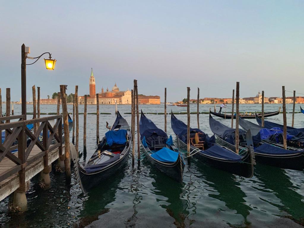Venedig mit Blick auf Gondeln im Sonnenuntergang