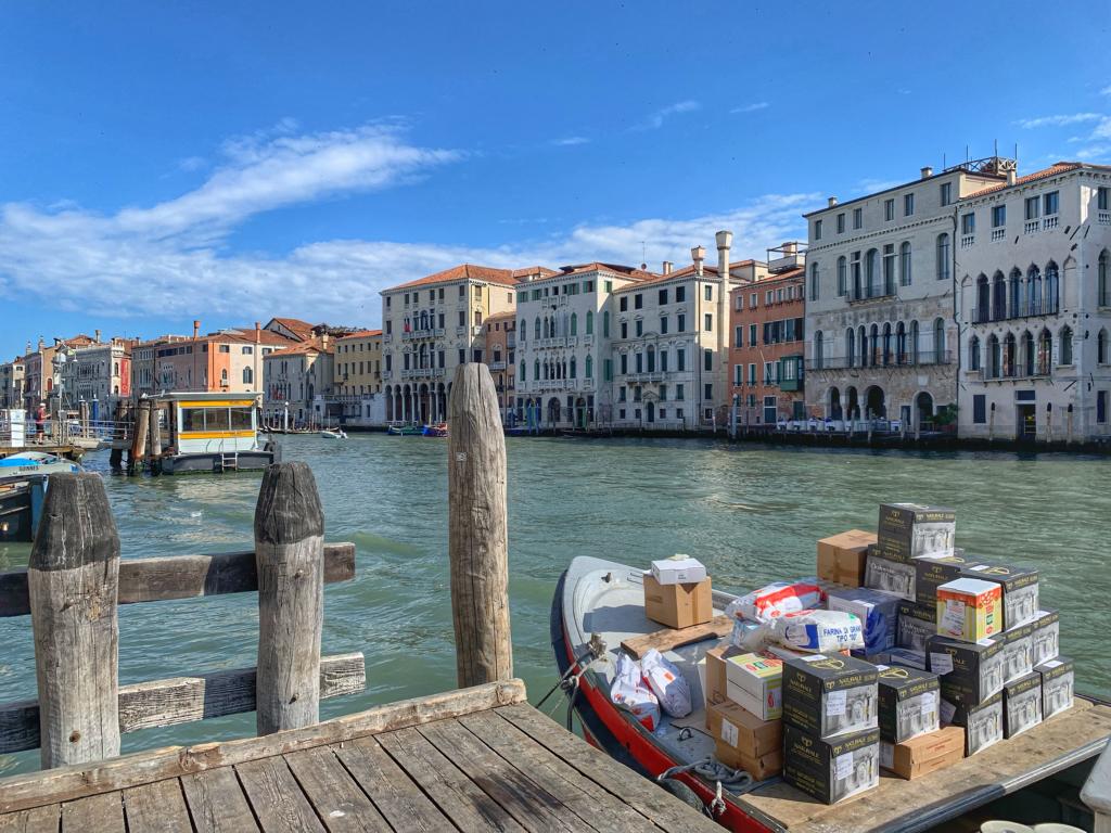 Boot mit Waren am Rialtomarkt in Venedig