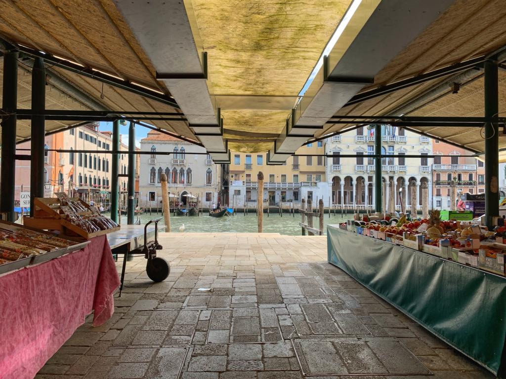 Canal Grande im Hintergrund des Rialtomarkt Venedig 