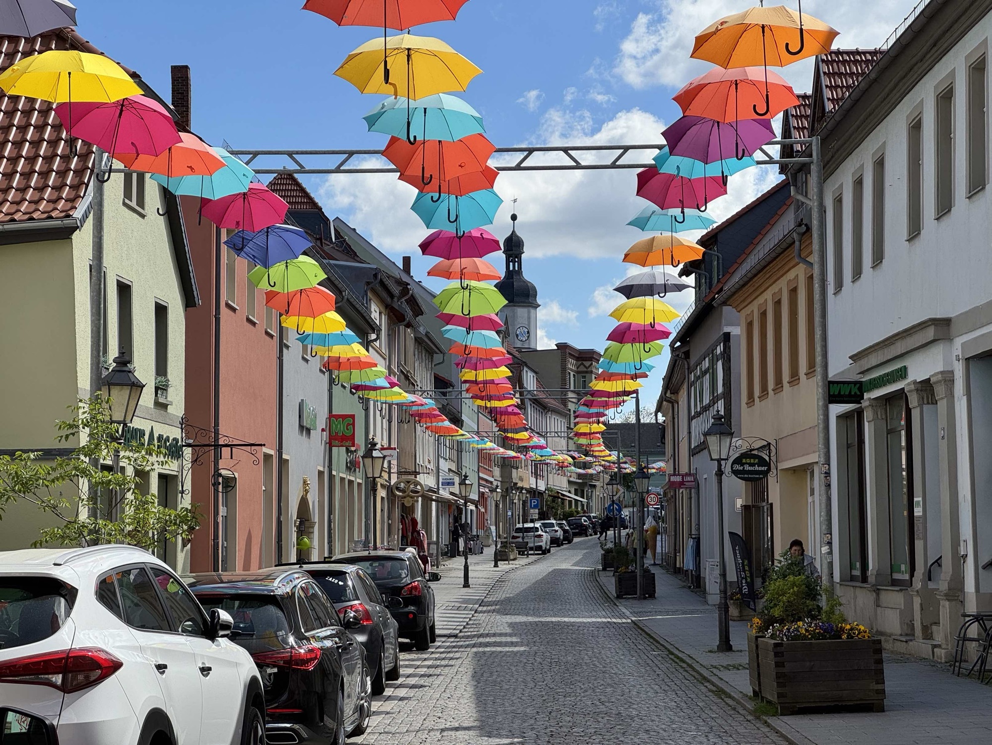 Bunte Sonnenschirme im Steinweg in Eisenberg Thüringen