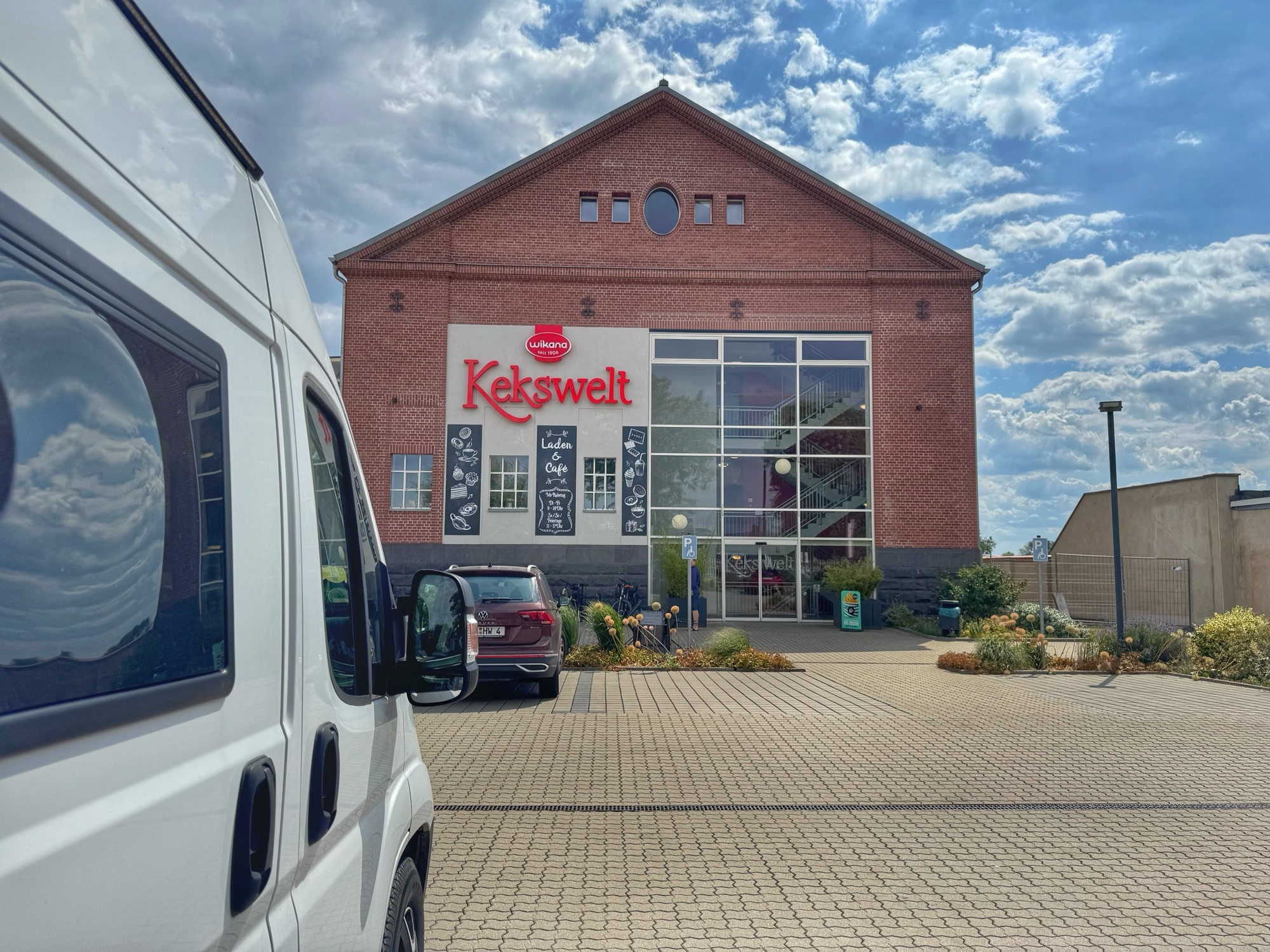 Camper vor der Wikana Keksfabrik in Dessau