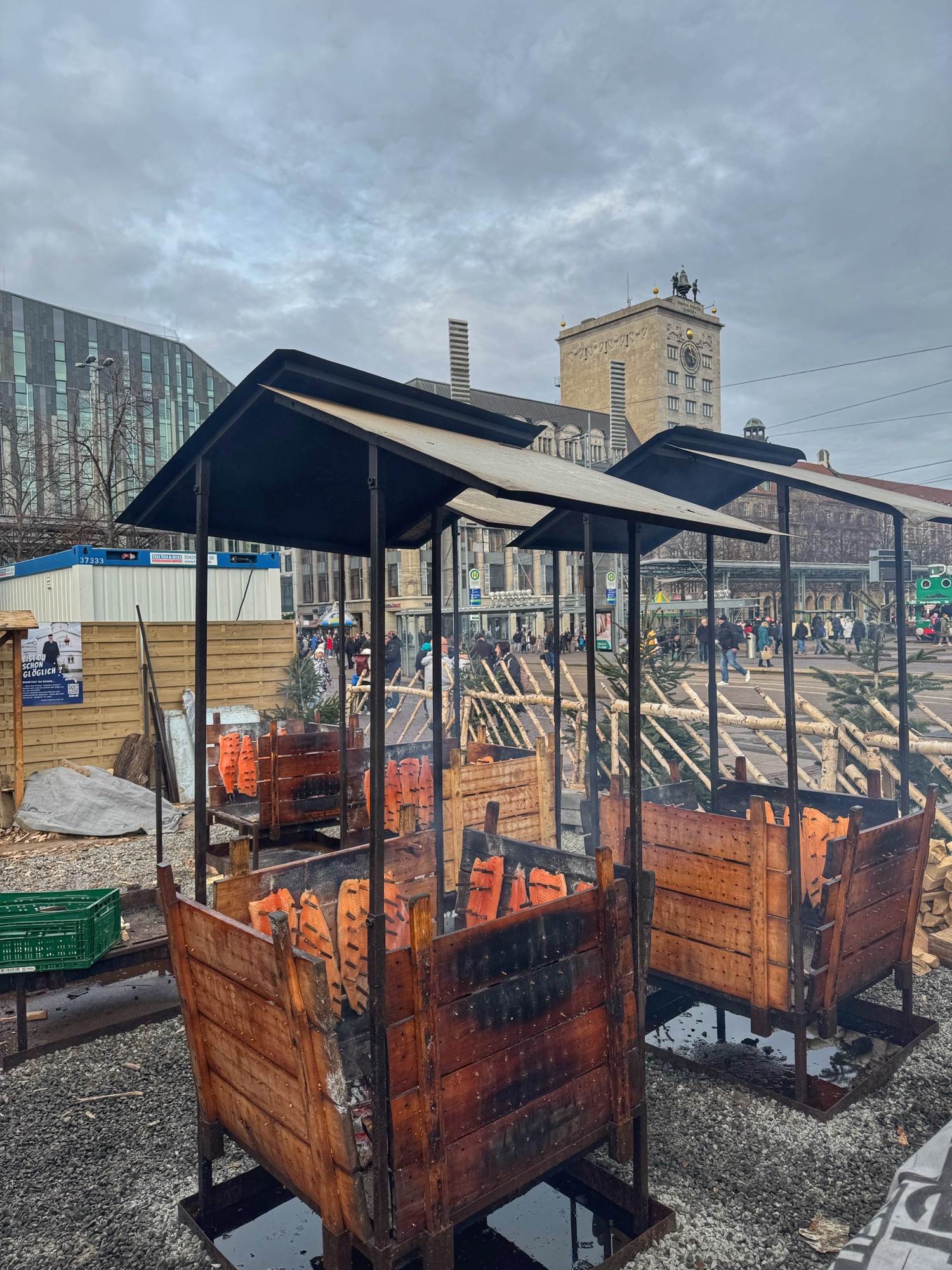 Lachszubereitung im Finnischen Dorf / Weihnachtsmarkt Leipzig
