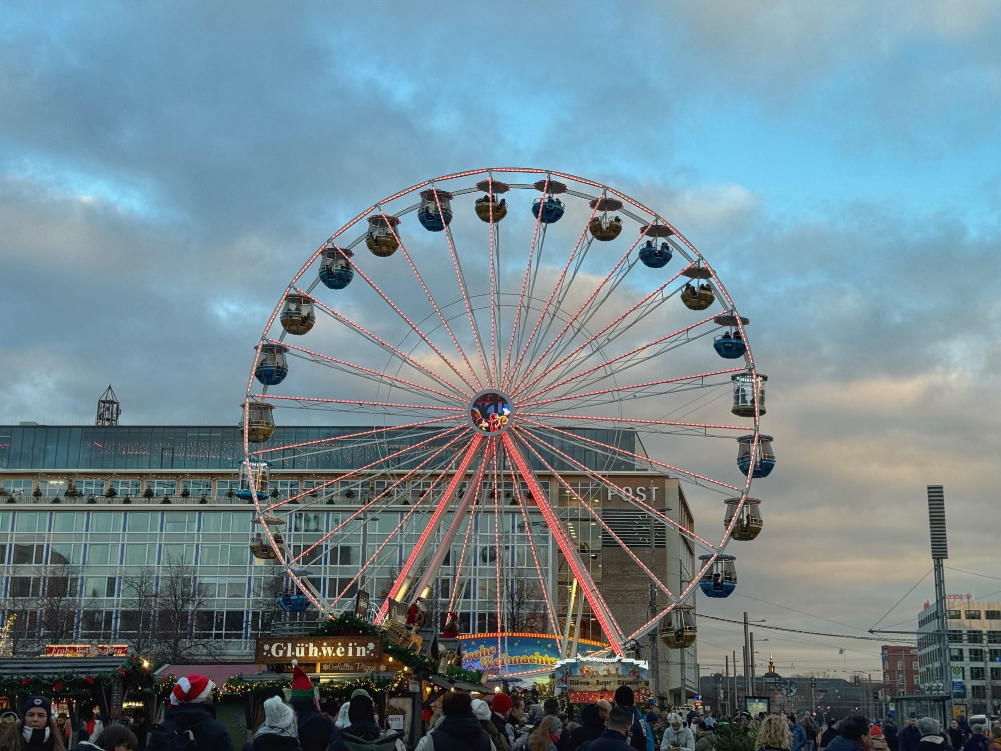 erleuchtetes Riesenrad auf dem Leipziger Weihnachtsmarkt