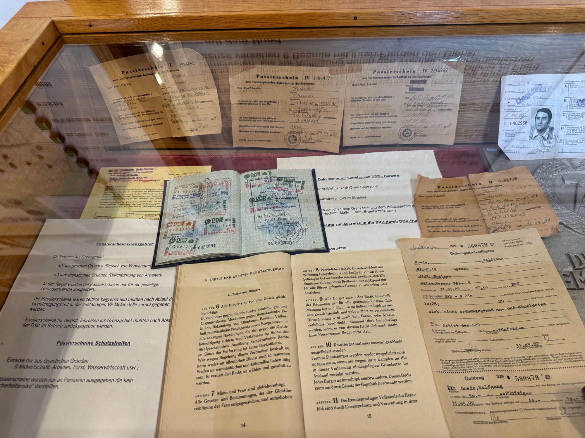 Dokumente im Glaskasten im Grenzlandmuseum Schnackenburg