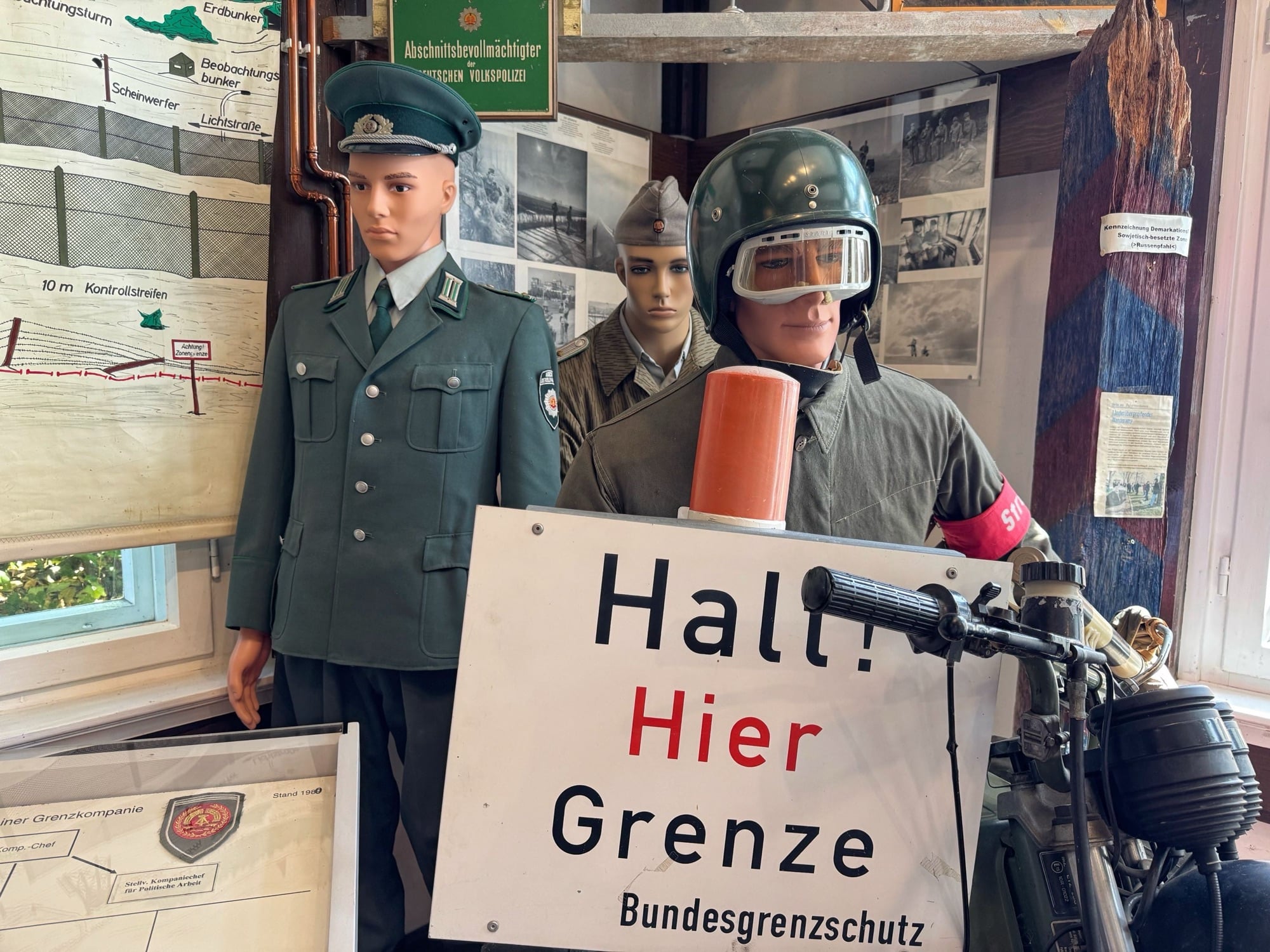 Uniformen und Warnschild im Grenzlandmuseum Schnackenburg