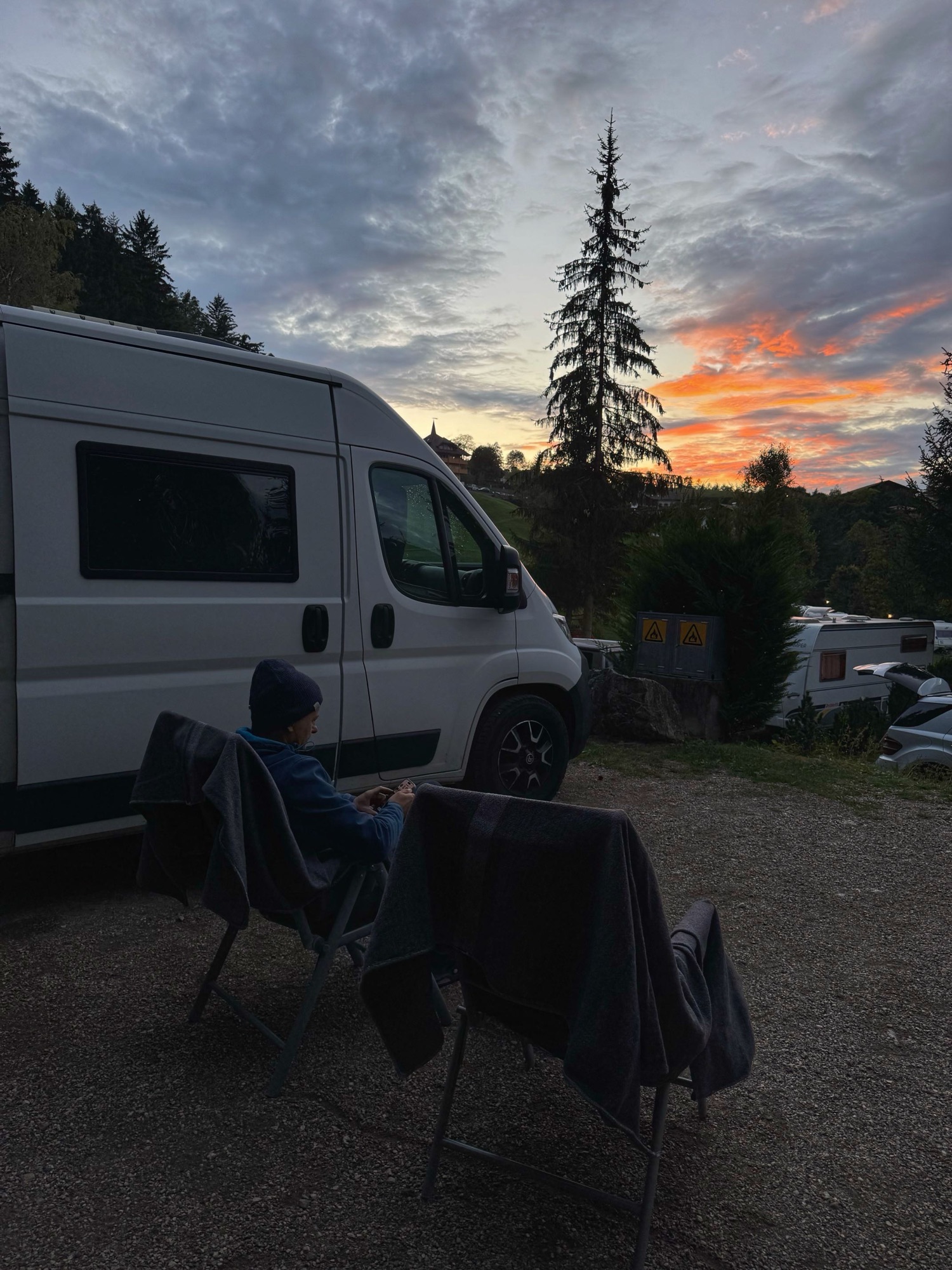 Camper im Sonnenuntergang